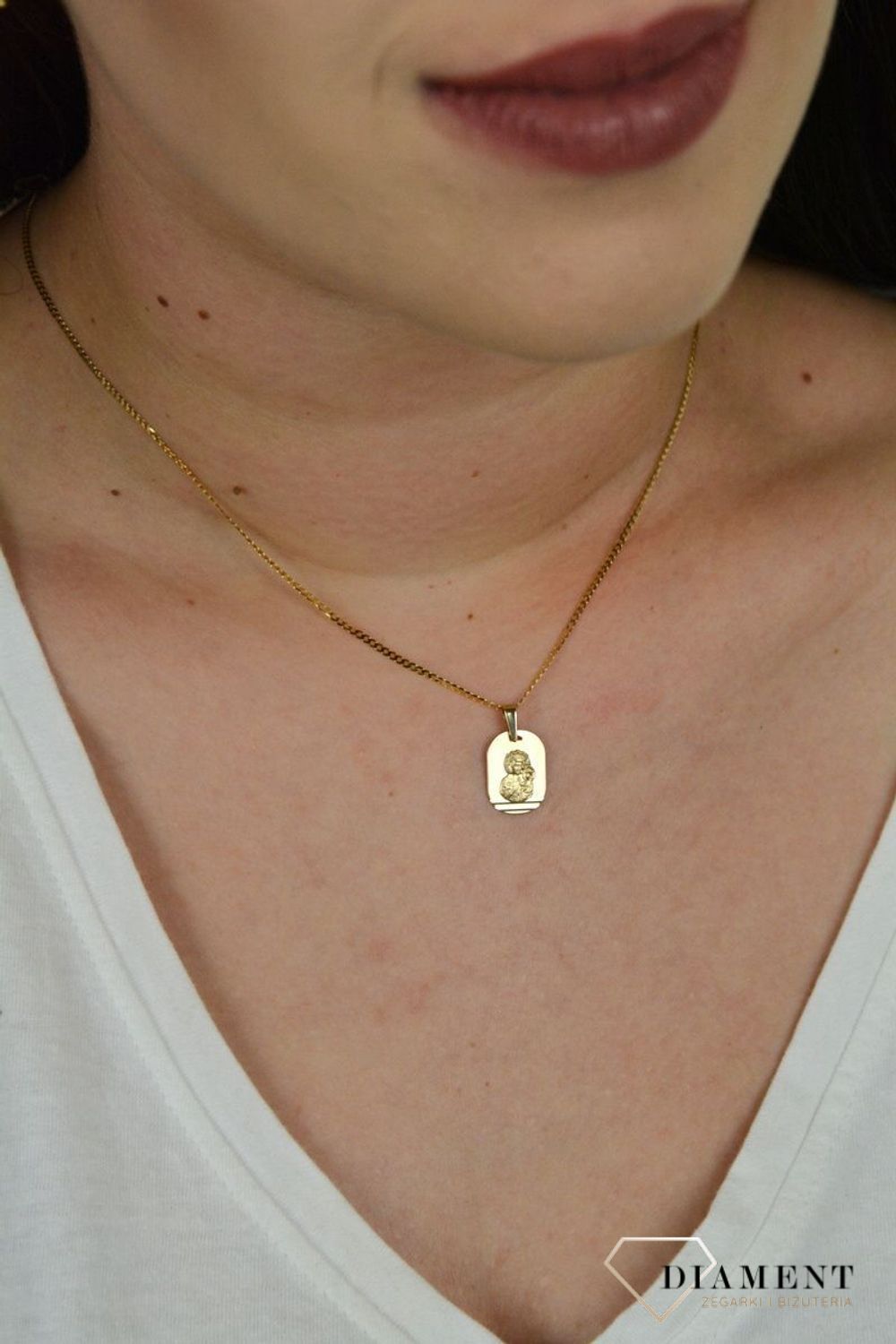 Złoty, owalny medalik z wizerunkiem Matki Boskiej Częstochowskiej. ZA 6058B.jpg